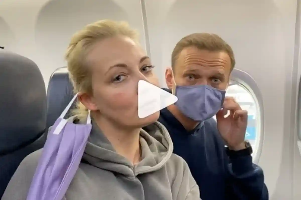 Навальный в салоне самолета, возвращаясь в Москву сделал ироничное видео фото