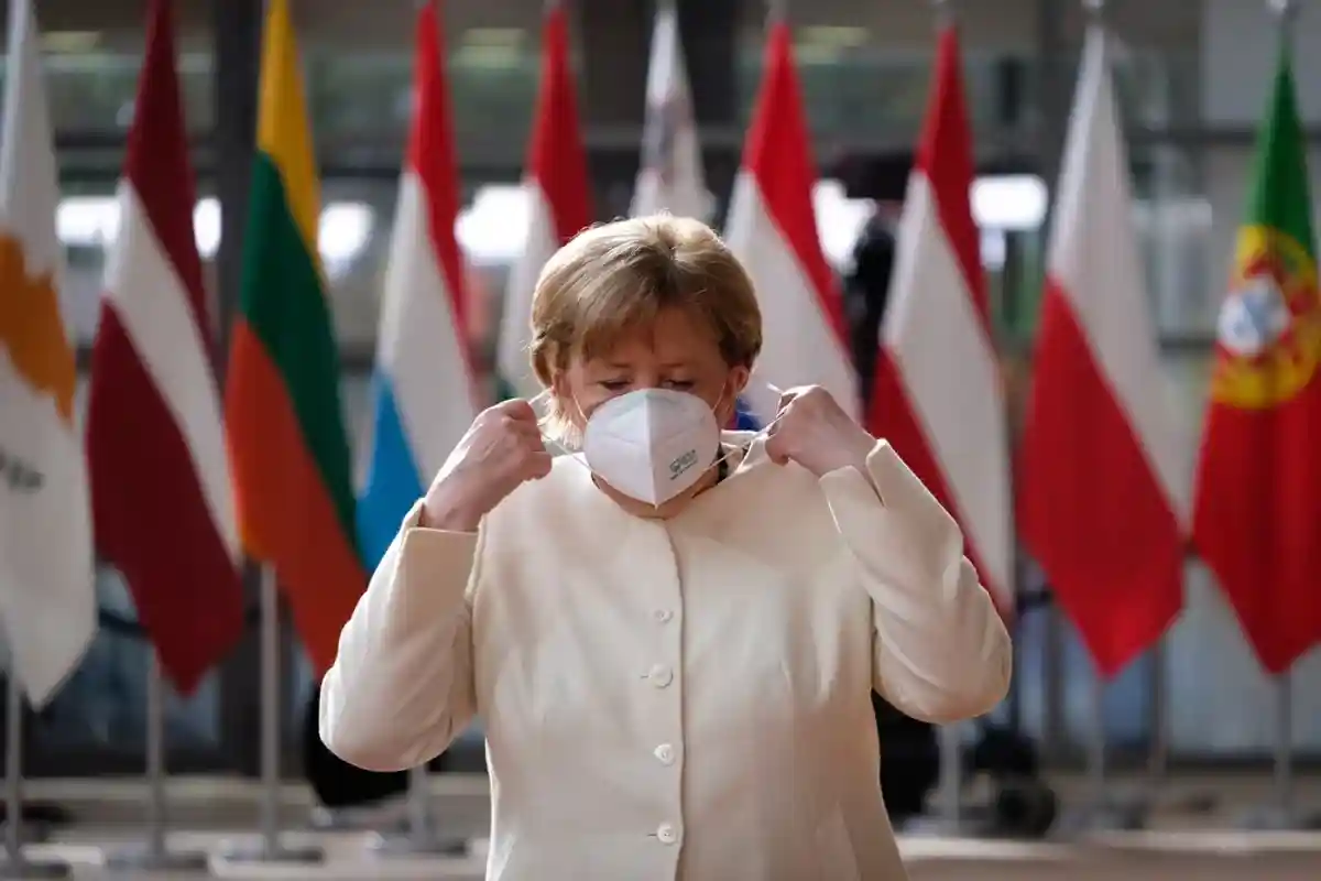 Ангела Меркель в маске фото