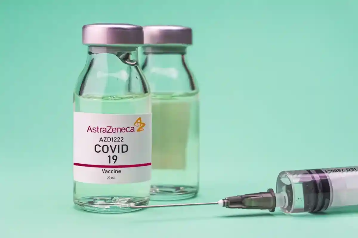 шприц и ампулы с вакциной AstraZeneca фото
