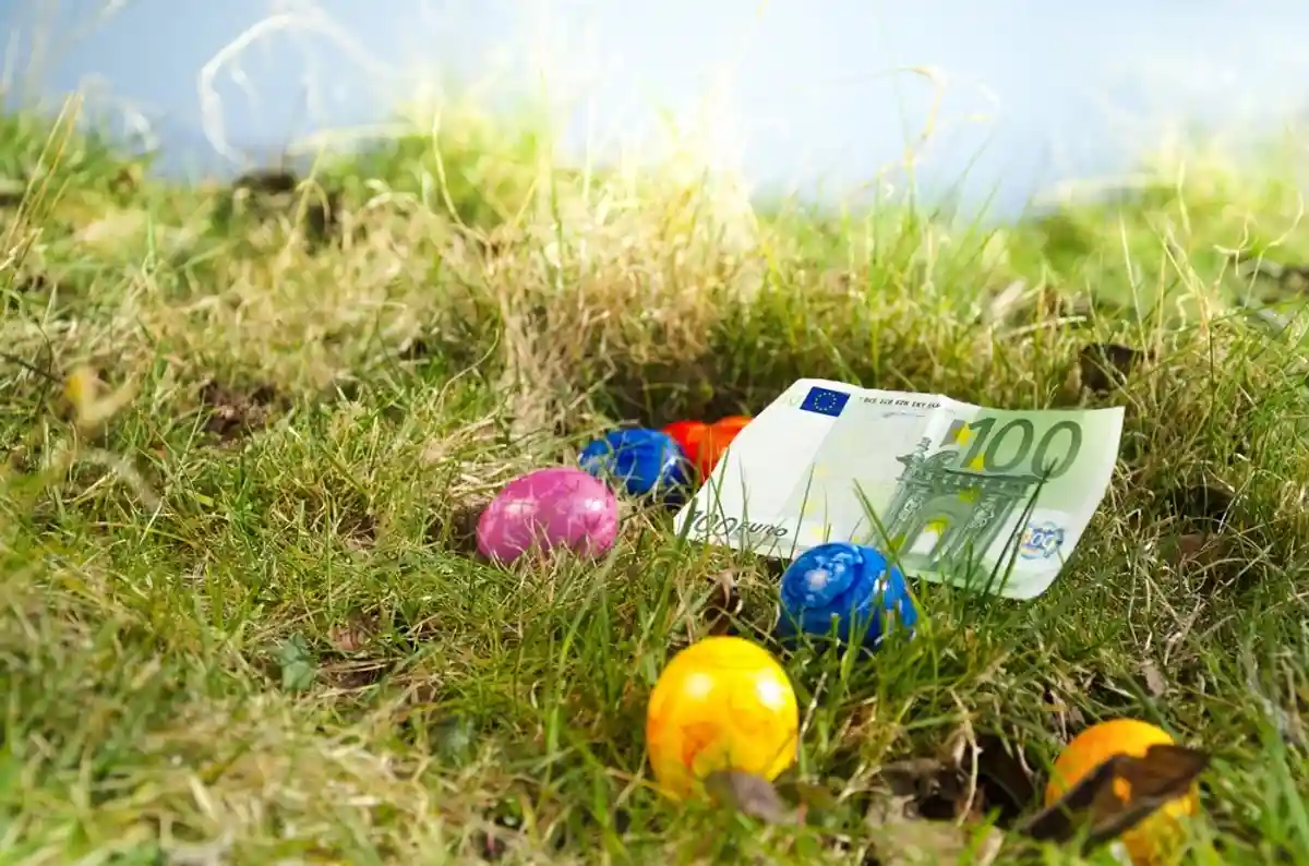 100 евро на траве среди пасхальных яиц фото