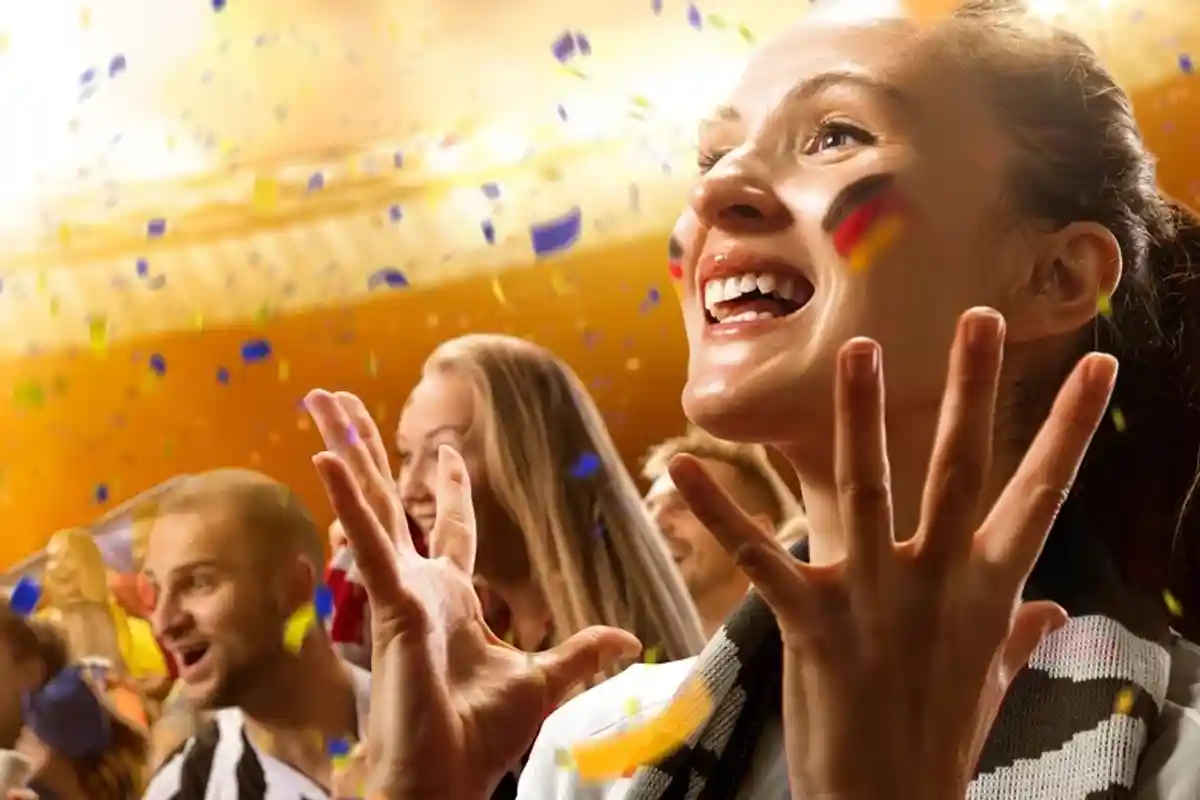 Немецкие болельщика празднуют победу в первом отборочном матче на ЧМ мира фото
