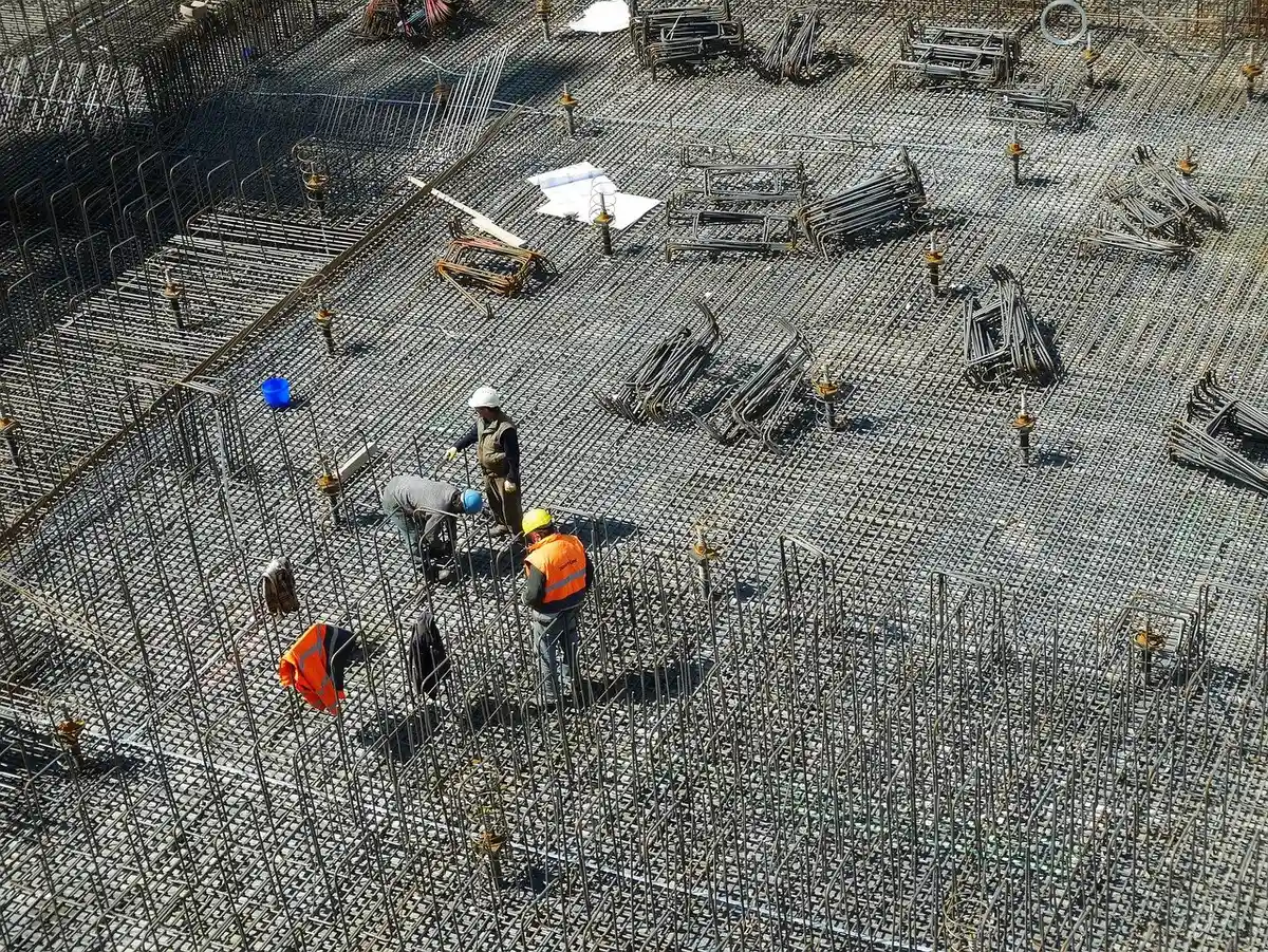 рабочие на строительной площадке фото