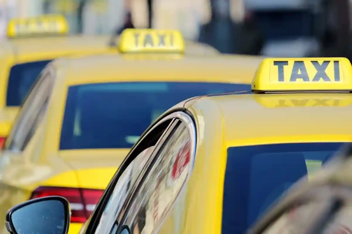 Такси и "смарт-перевозчики" получили новые права и обязанности фото