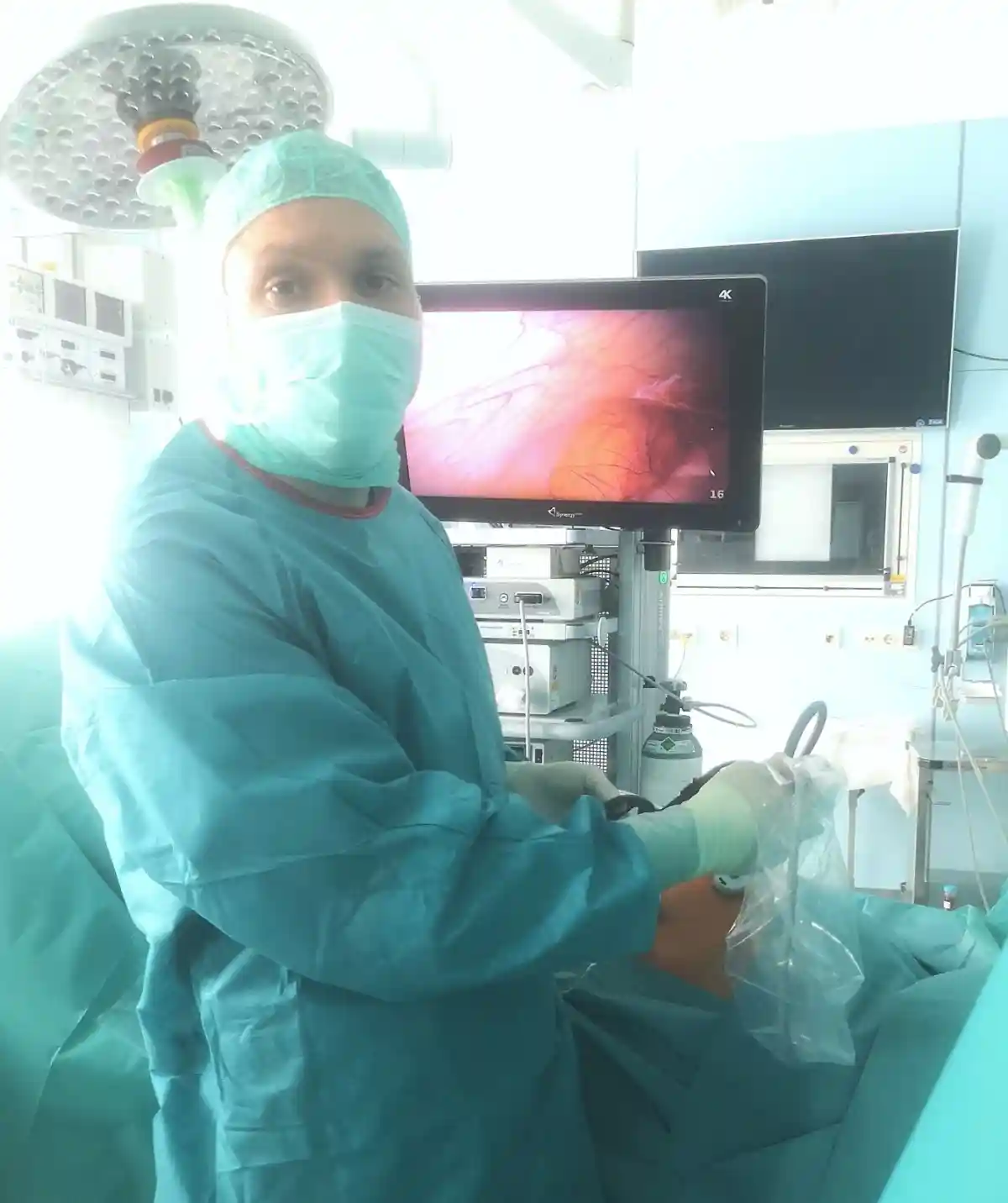 Доктор Худяков-Фибер работает в операционной