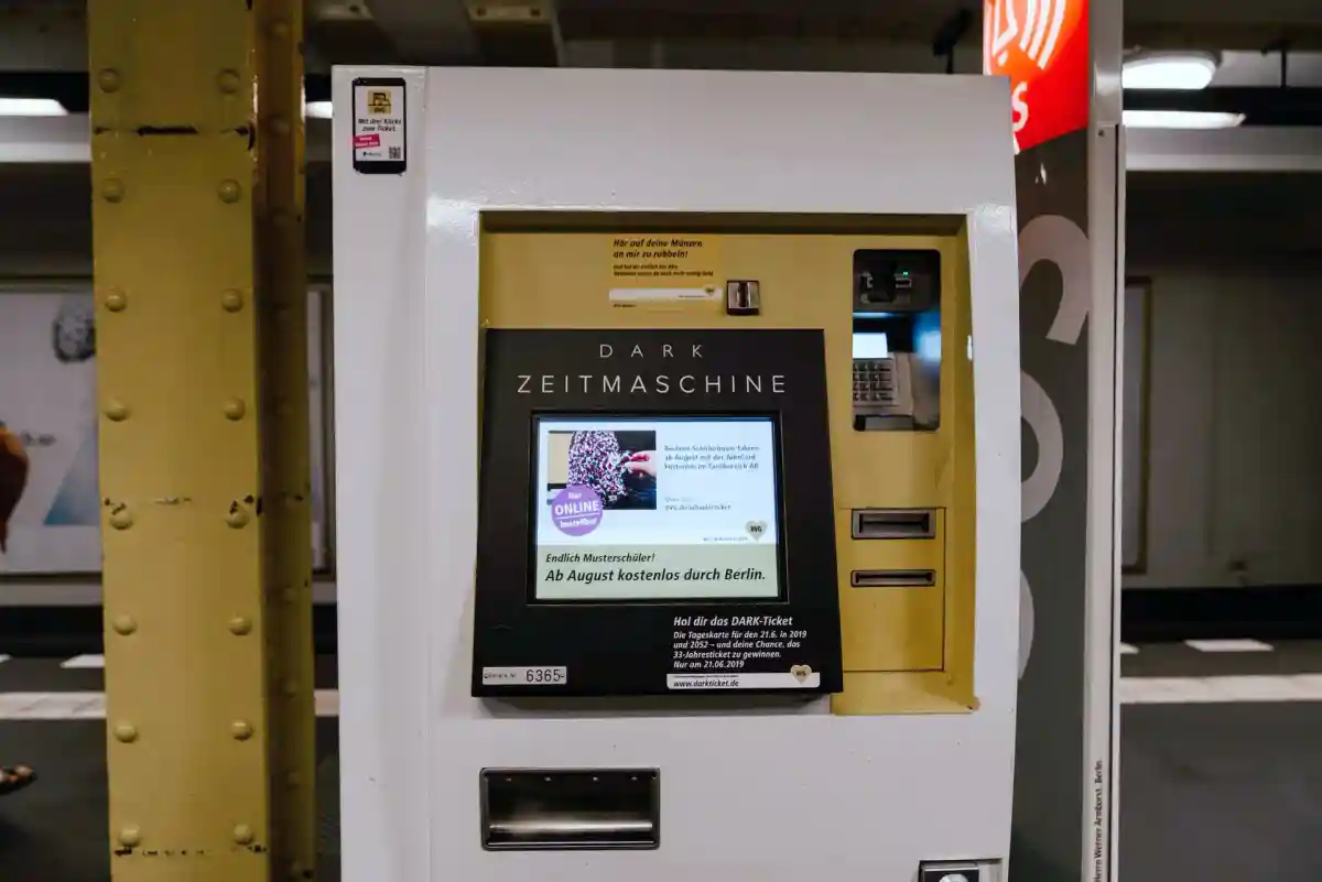 Автомат по продаже билетов на транспорт в Германии. Фото: Claudio Schwarz / Unsplash.com
