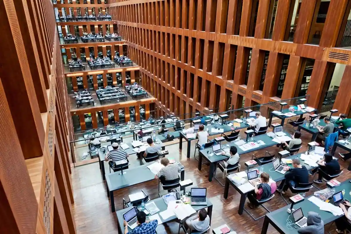 Библиотека университета Гумбольдта в Берлине. Это одна из самых современных научных библиотек в Германии.