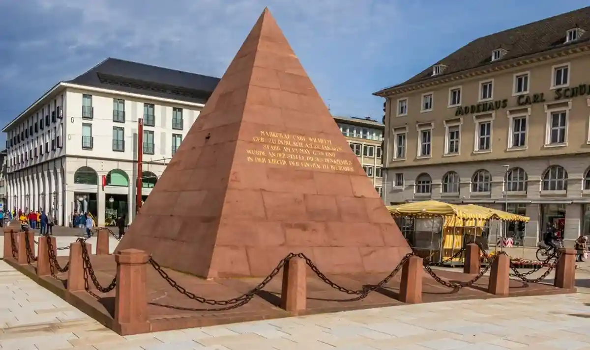 Пирамида Карлсруэ — каменная усыпальница пирамидальной формы, расположенная на Рыночной площади (нем. Marktplatz) города Карлсруэ.