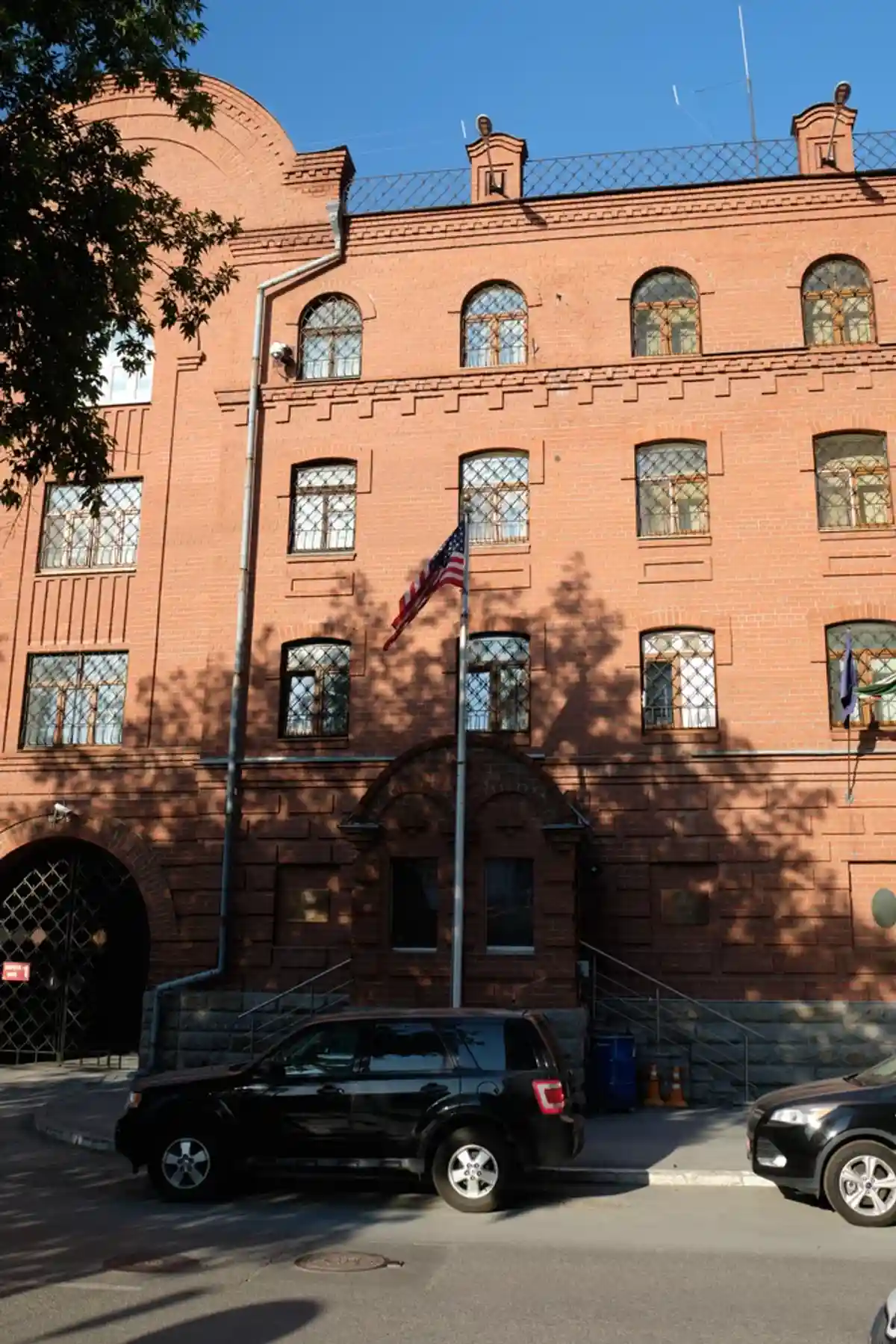 В российском Екатеринбурге консульство США остановило работу