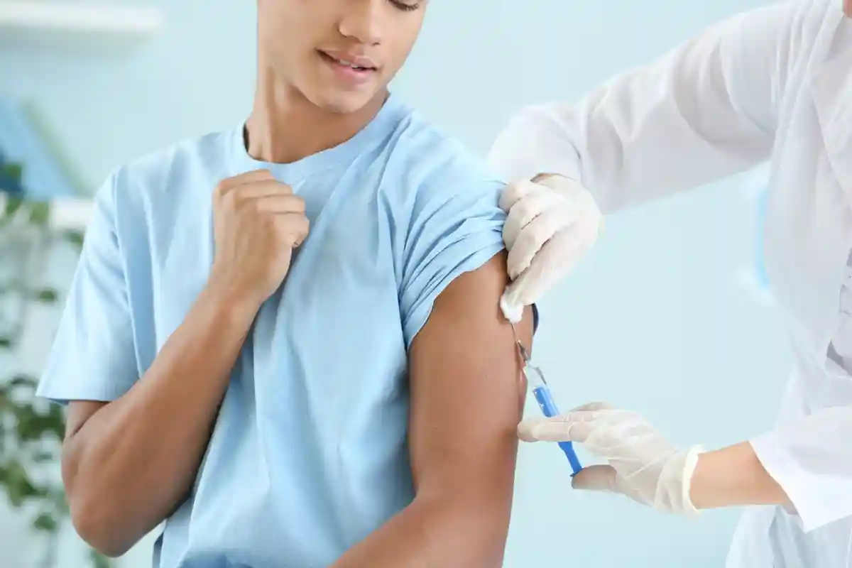 COVID-вакцинация в Германии: Stiko рекомендует делать прививки только подросткам из группы риска