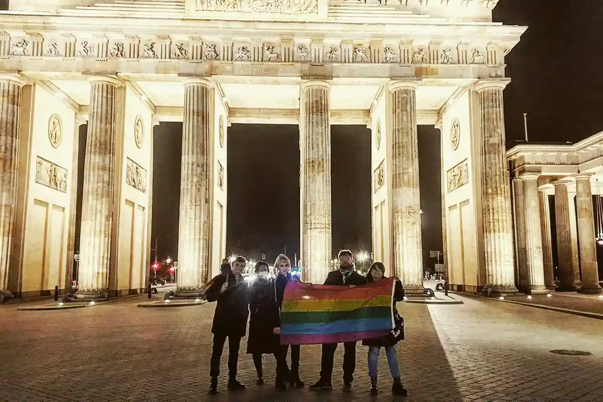 Я и мои друзья на фоне Бранденбургских ворот в Берлине.