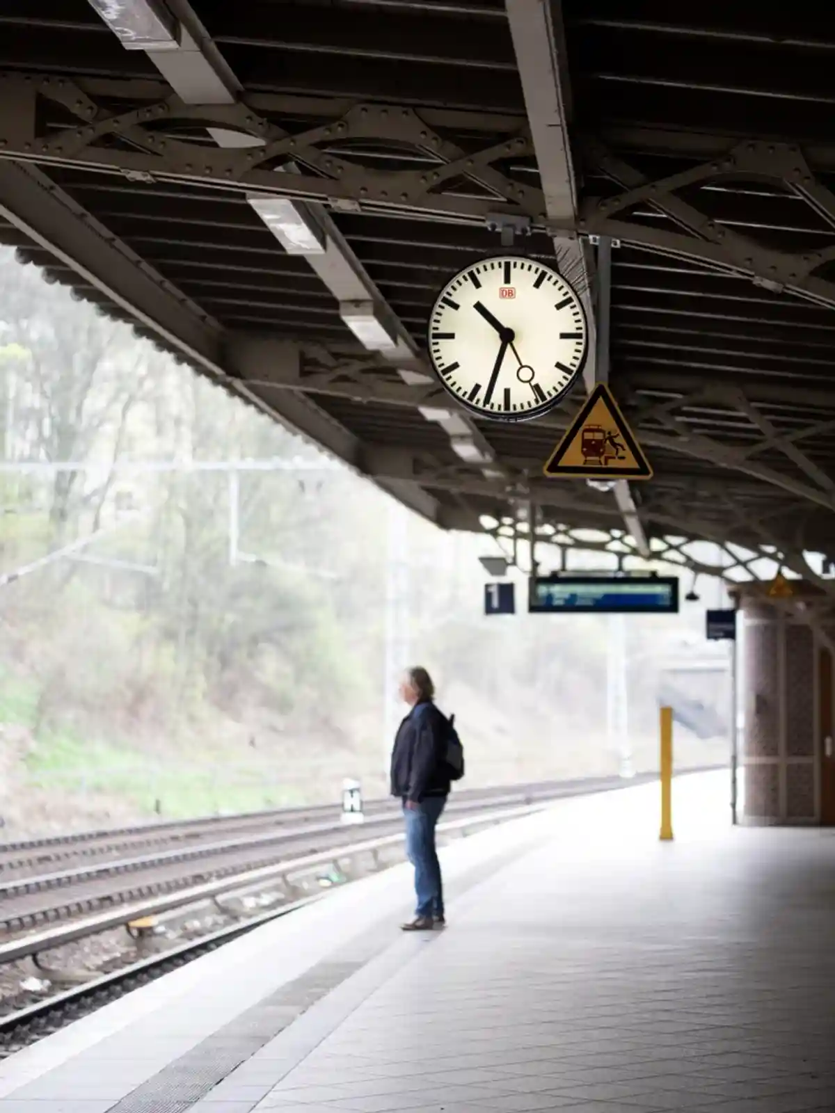 Мужчина ждет поезд / Фото: Karolina Kolodziejczyk / shutterstock.com