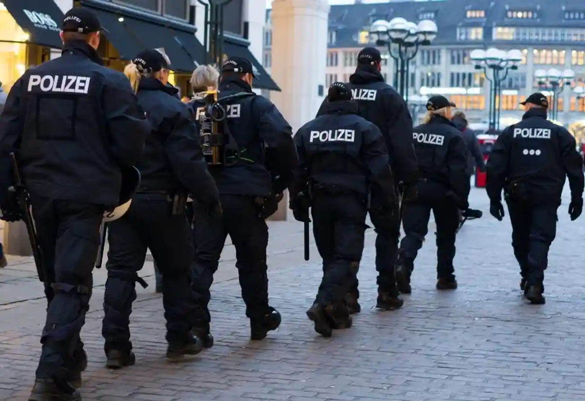 Немецкие полицейские идут по улице Foto: Pradeep Thomas Thundiyil/shutterstock.com