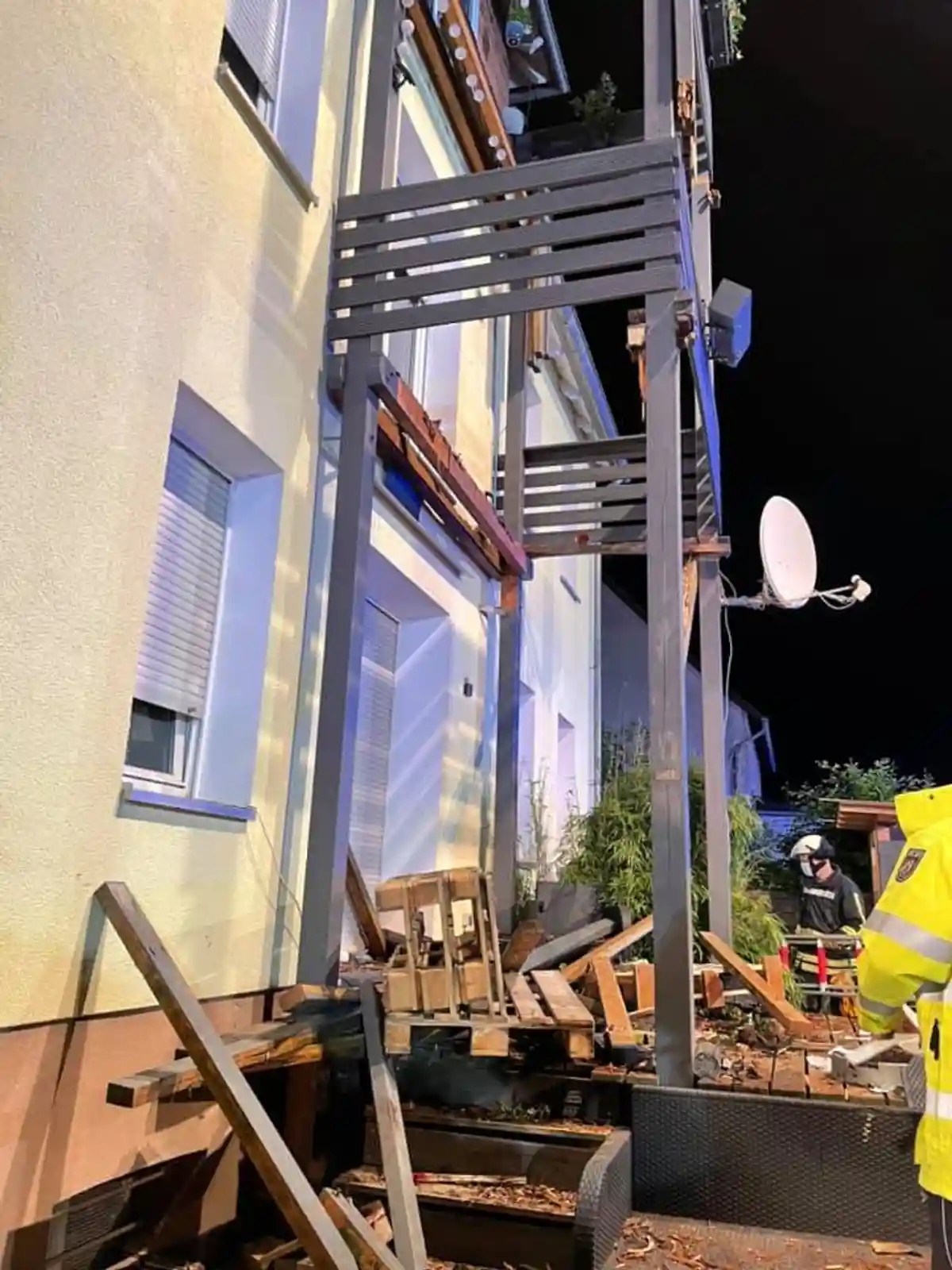 рухнул балкон в Хорн-Бад-Майнберге Фото: пресс-служба пожарной части Хорн-Бад-Майнберга