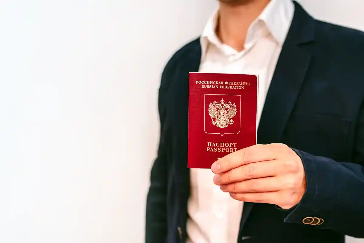  Важно! В гражданском паспорте РФ должна быть отметка о снятии с регистрации на территории РФ. Фото: Ivanova Ksenia / shutterstock.com 