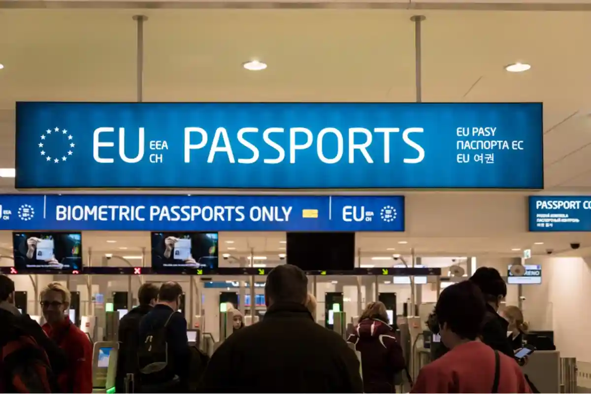 Если гражданин ЕС въезжает в ФРГ через внешние границы Евросоюза (например, пребывает на самолете), то паспортный контроль он проходит через специальные проходы, имеющие пометку в виде знака ЕС. Фото: Uskarp / shutterstock.com 