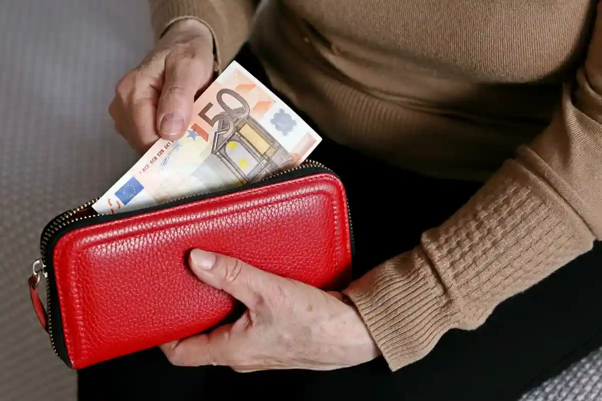 Дополнительная выплата пенсионерам до 46060 евро. Фото: Oleg Elkov / shutterstock.com