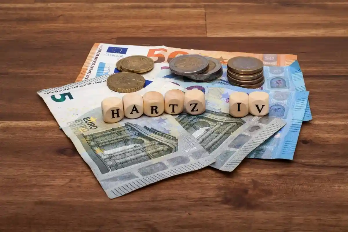 С 1 июля размер социального пособия Hartz IV составит 426 евро. Фото: fotogeng / shutterstock.com 