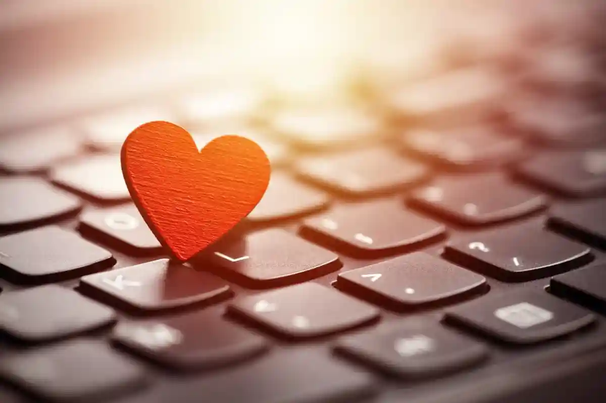 Как ни странно, в наше время всё больше людей ищут любовь через интернет-ресурсы, и тому есть причины. Фото: Jakub Krechowicz / shutterstock.com