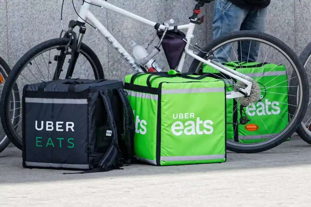 контейнеры Uber Eats Фото: MOZCO Mateusz Szymanski/shutterstock.com