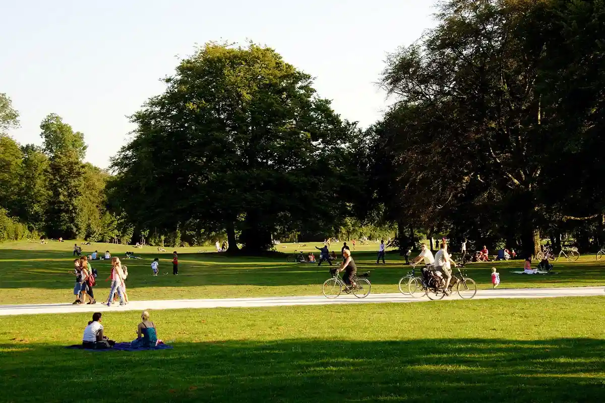 Люди отдыхают в Английском саду в Мюнхене. Фото: Ignacio Brosa / Unsplash.com