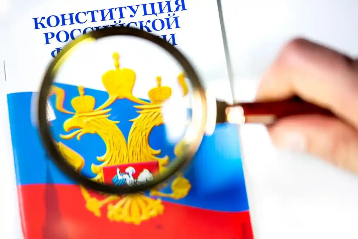 Конституция России разрешает иметь дополнительное гражданство. Фото: NickolayV / shutterstock.com