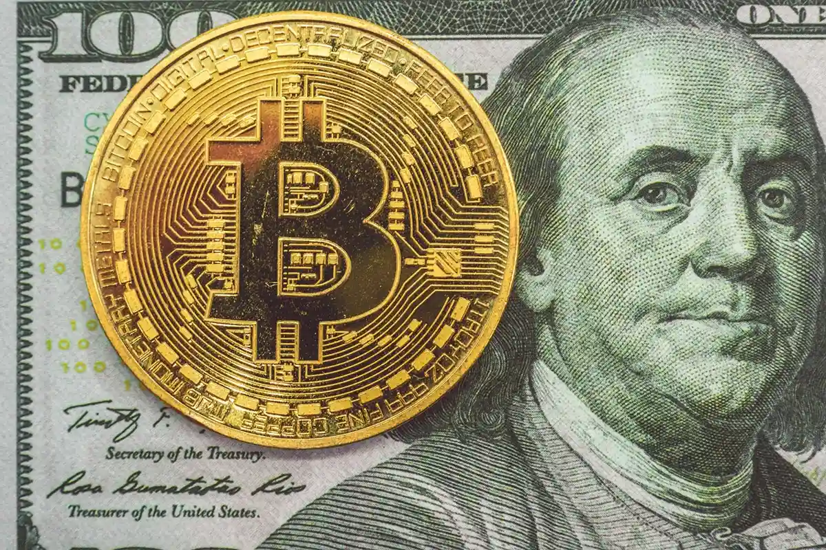 Что ценнее – биткоин или доллар? Фото: Bermix Studio / Unsplash.com