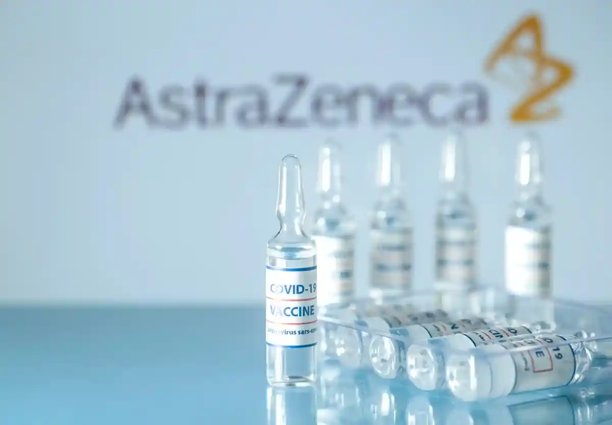вакцина AstraZeneca Фото: vovidzha/shutterstock.com