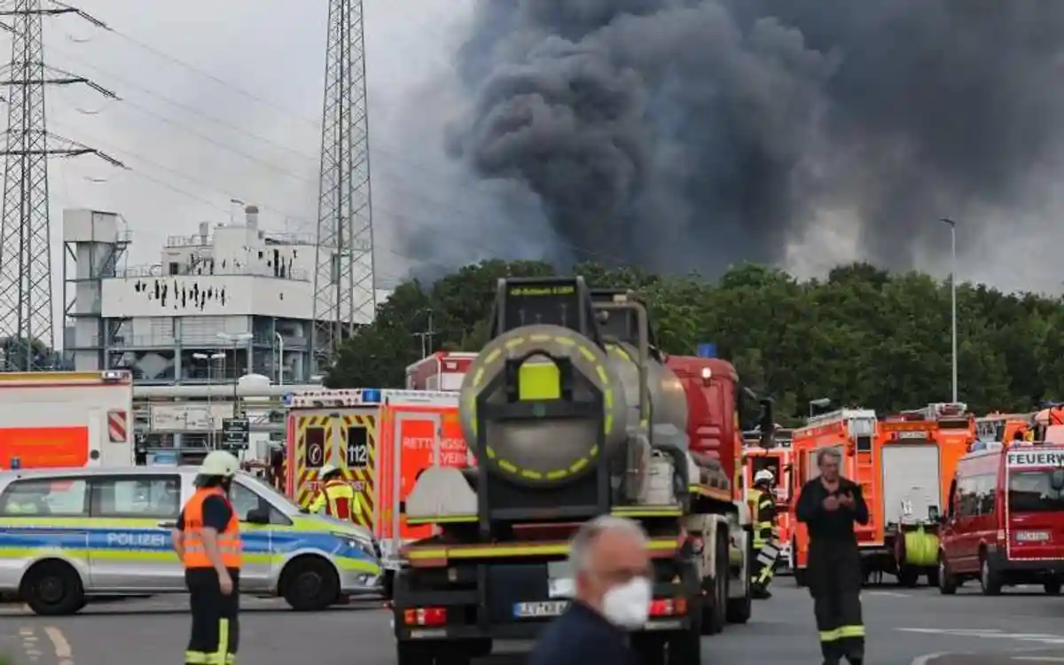 Машины пожарной службы и полиции перед зданием, где случился взрыв в Леверкузене. Фото: Oliver Berg / DPA