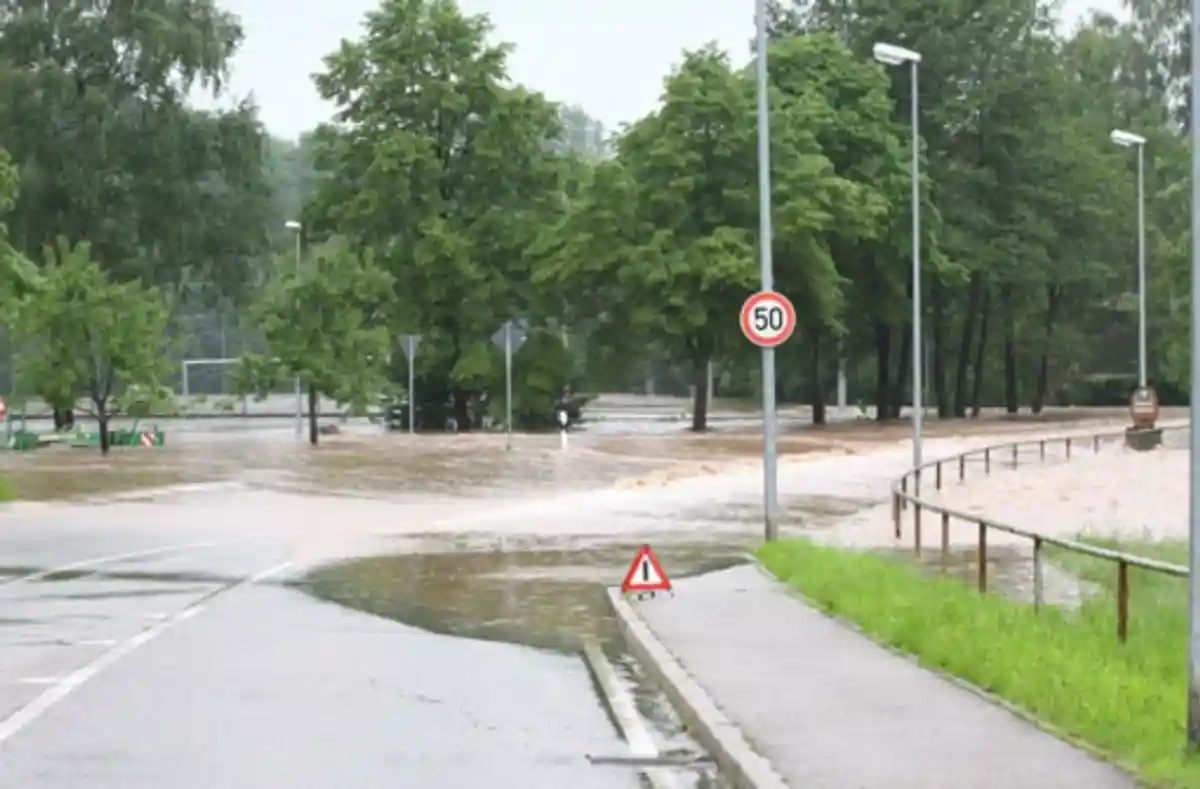 Последствия наводнения: недоступны дороги для машин. Фото: stn.de
