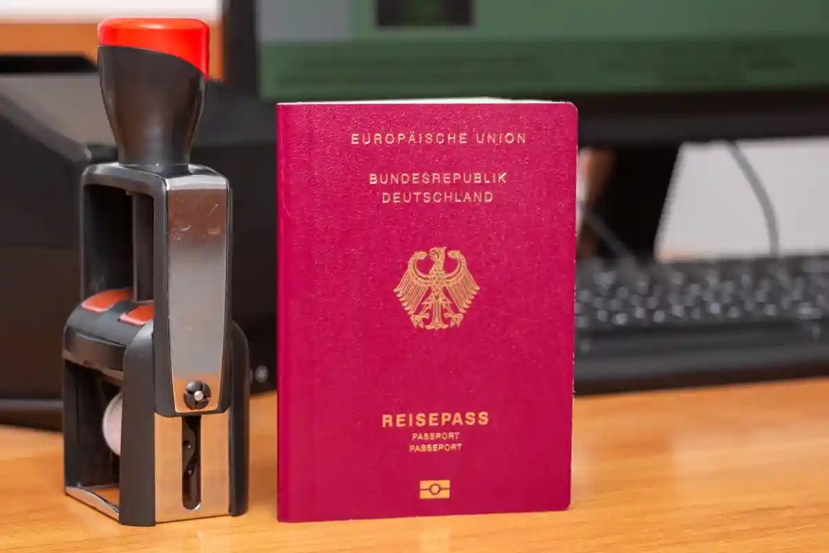 Условия для получения гражданства Германии. Фото: Ivan Semenovych/ shutterstock.com