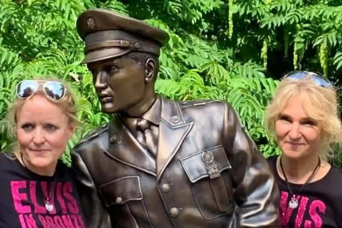 Элвис Пресли теперь навсегда: в Германии открыли памятник солдату и мегазвезде рок-н-ролла (+видео)