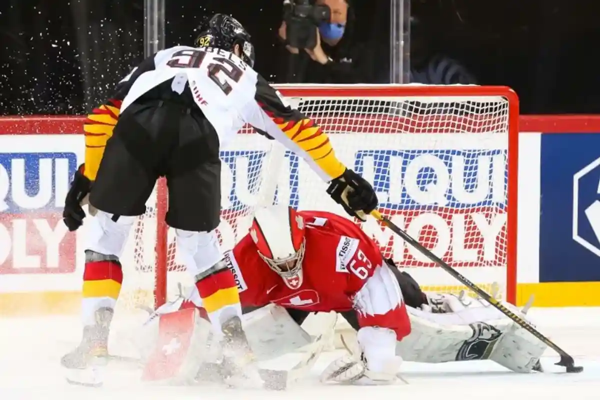 Сборная Швейцарии и Германии в 1/4 финала чемпионата мира по хоккею. Фото: iihf.com 