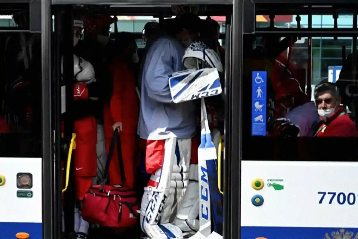 Хоккеисты добираются до арены на командных автобусах. Фото: nevasport.ru