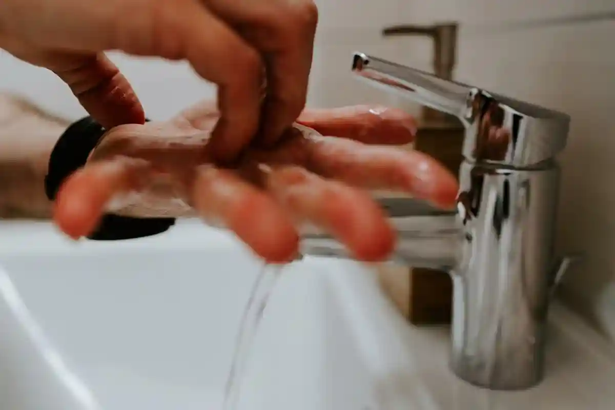 Нужно мыть руки с мылом, как нас в детстве учили. Фото: Claudio Schwarz / Unsplash.com