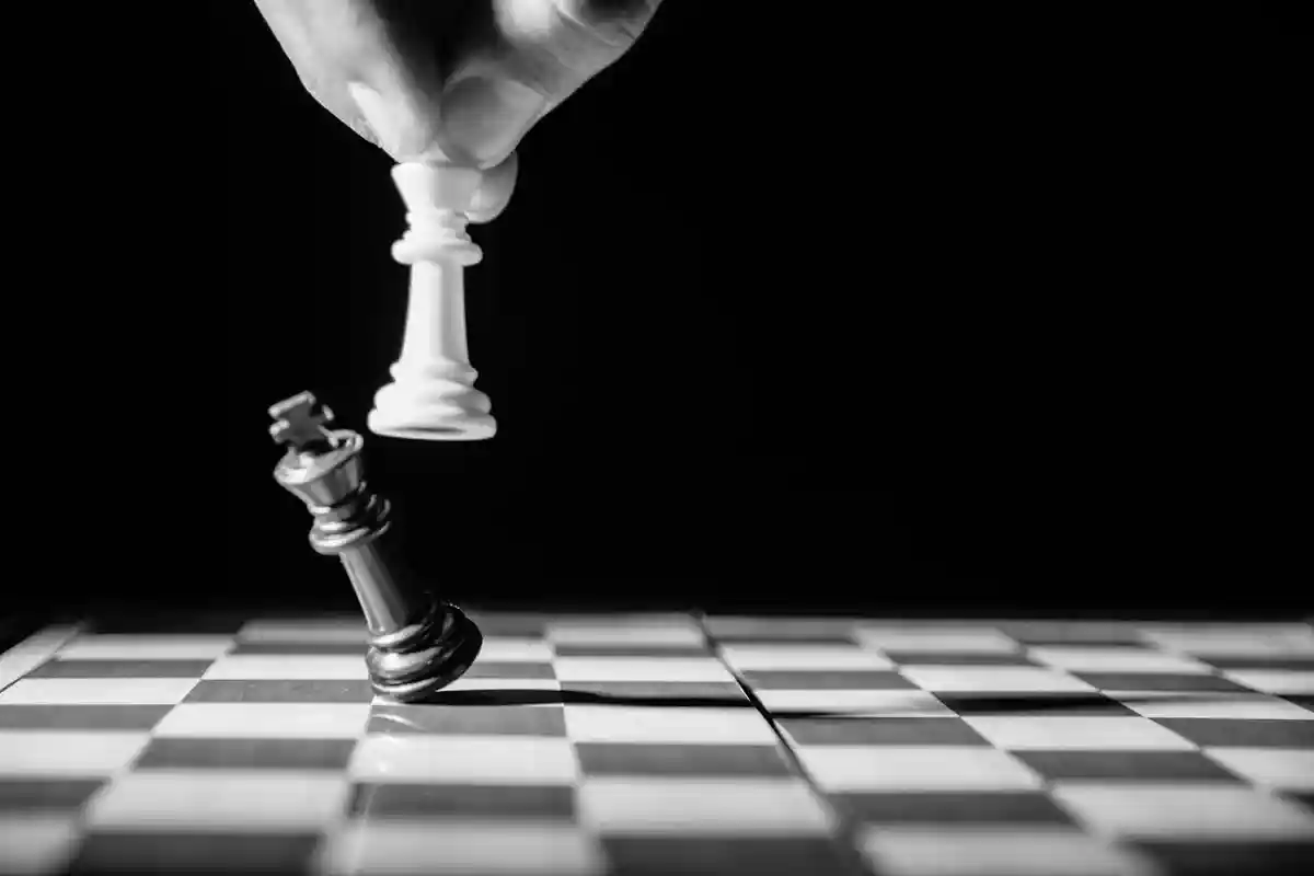 Кто расставляет фигуры на шахматном поле? Фото: GR stocks / Unsplash.com