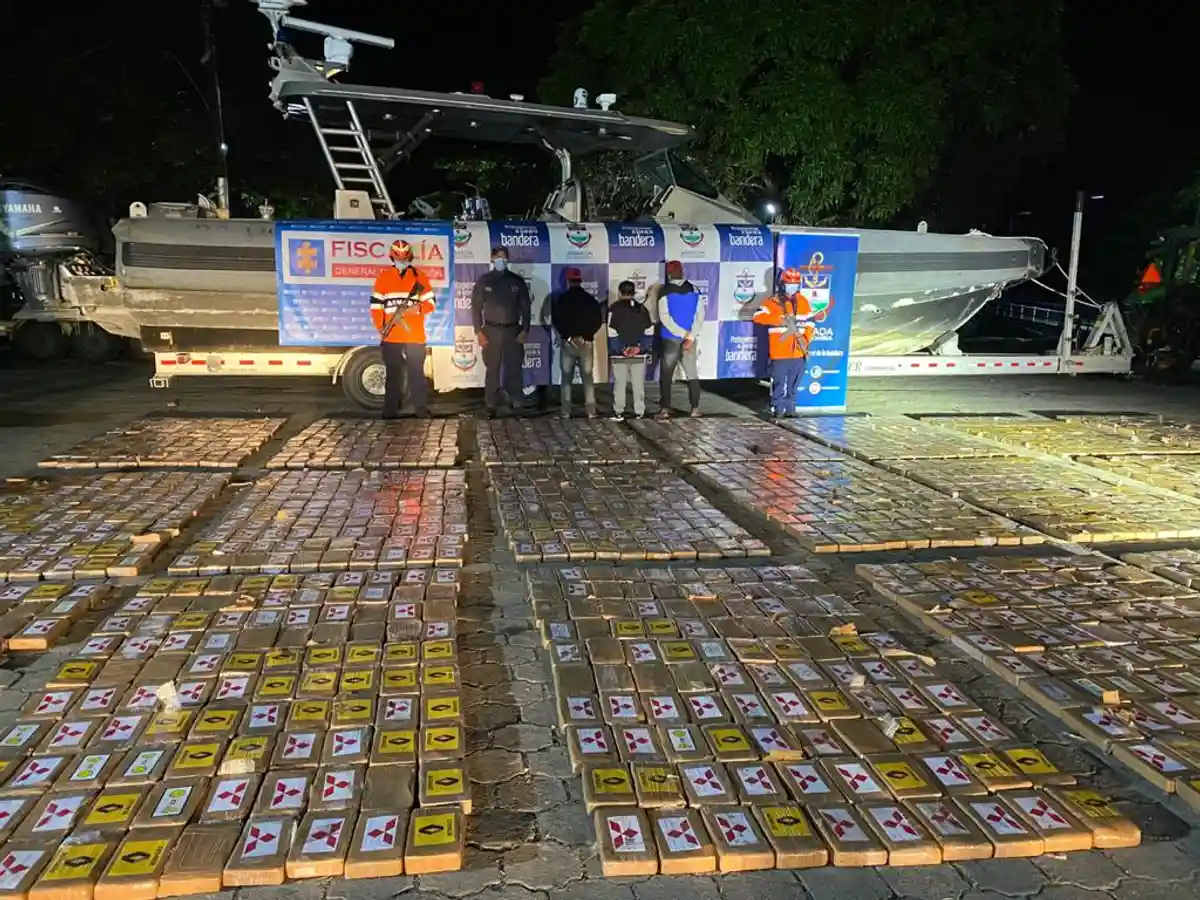 Груз кокаина на подводной лодке / Фото:  Armada de Colombia / twitter.com
