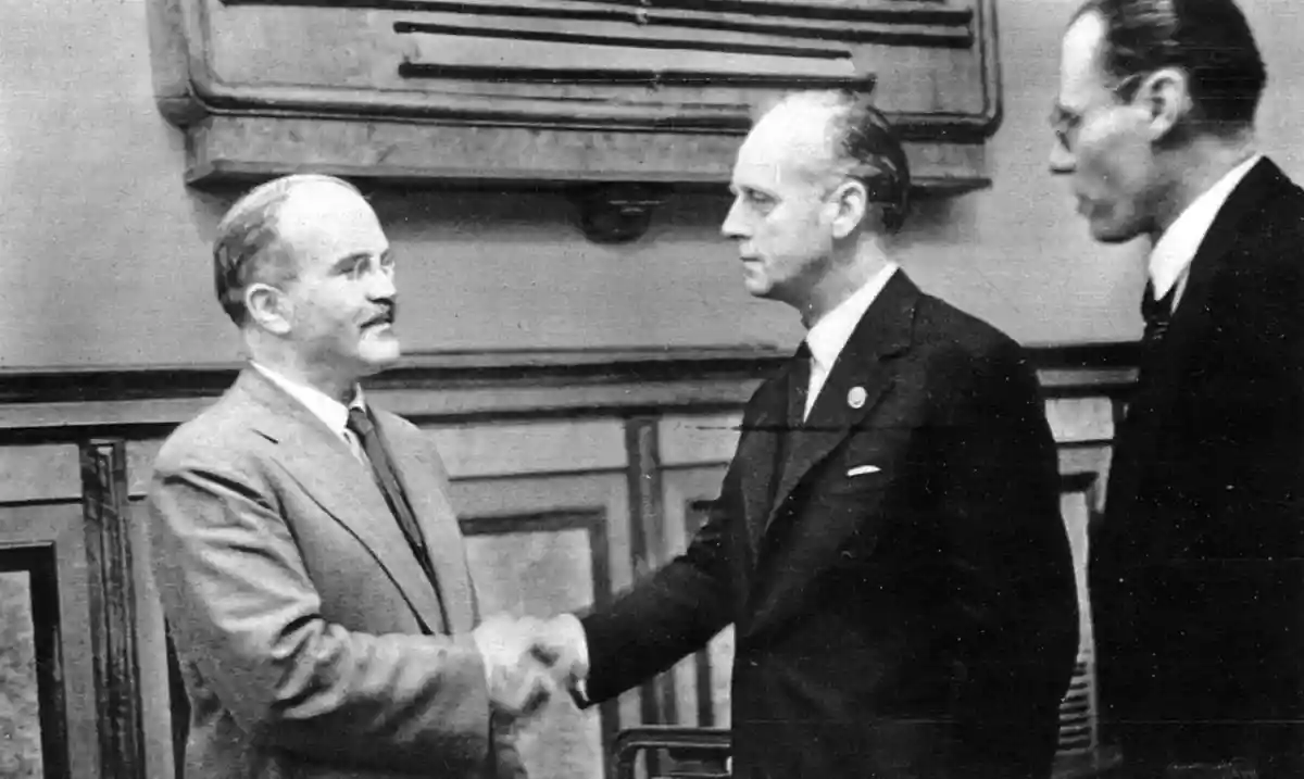 В. Молотов и И. фон Риббентроп пожимают руки после подписания пакта. Фото: wikipedia.org