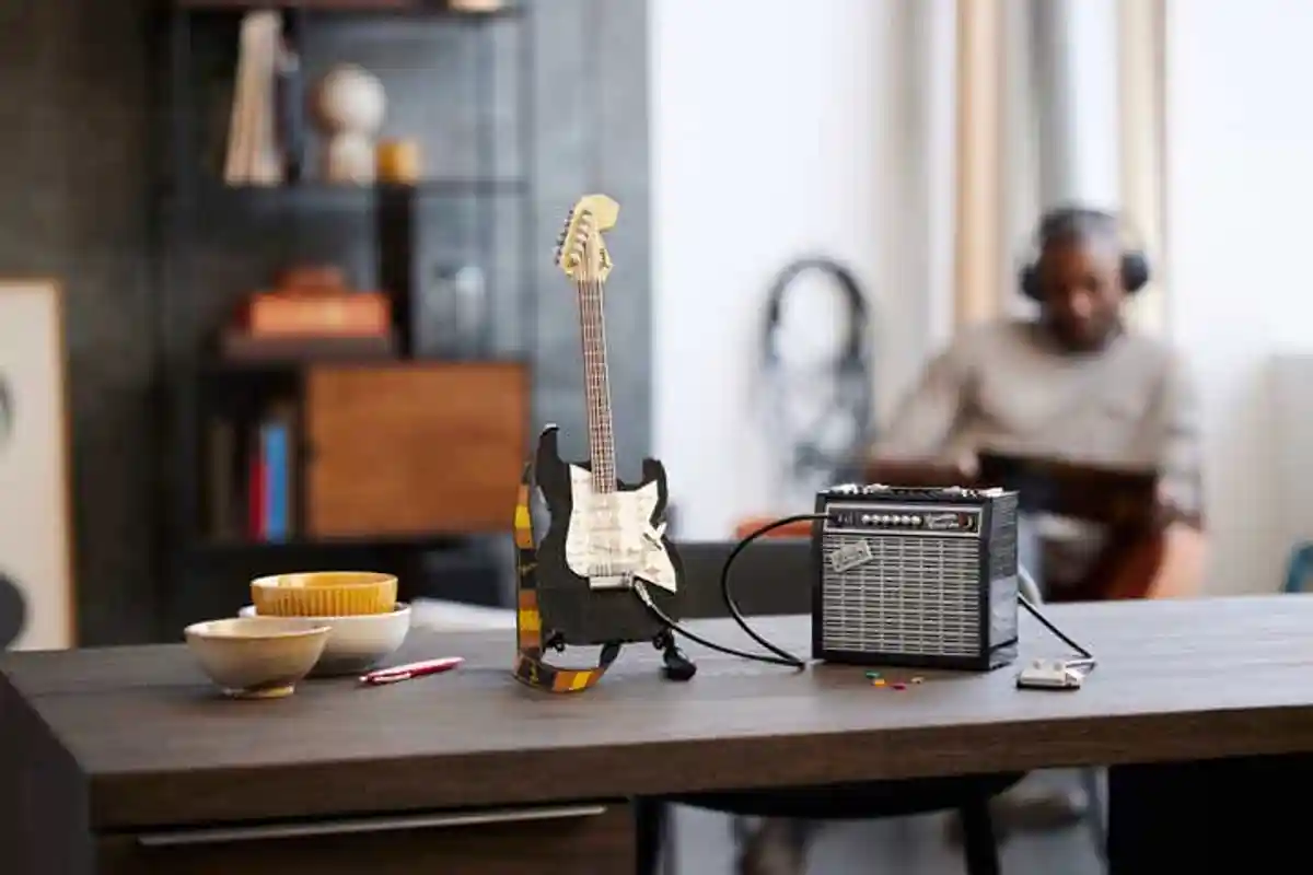 Гитара Lego Fender Stratocaster в собранном виде. Фото: пресс-служба Lego