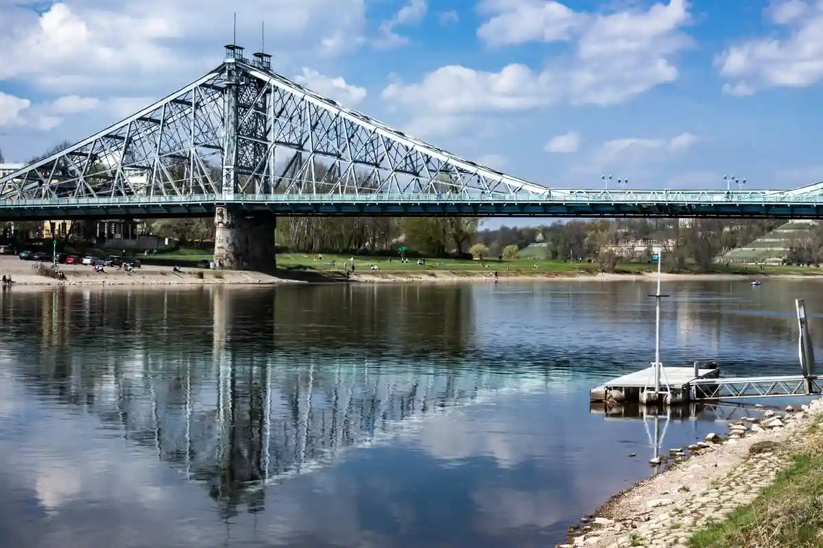 Лошвицкий мост (нем. Loschwitzer Brücke). Фото: UweMosc / shutterstock.com 