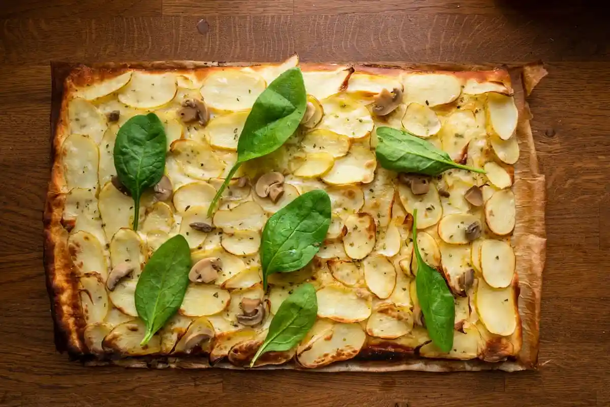 Пицца со шпинатом и картофелем. Фото: Larsvb / shutterstock.com 