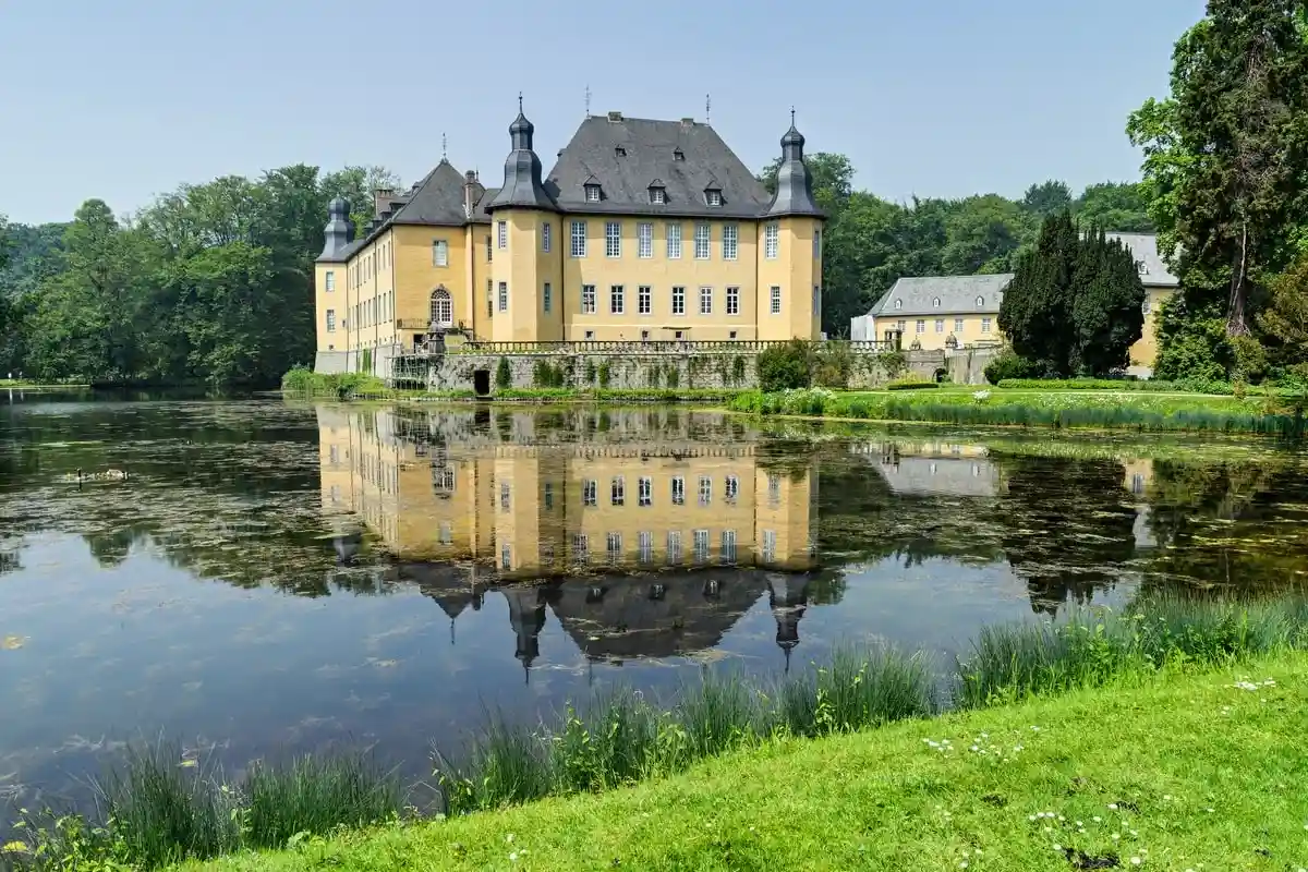 Замок Дик (нем. Schloss Dyck). Фото: matthi / shutterstock.com