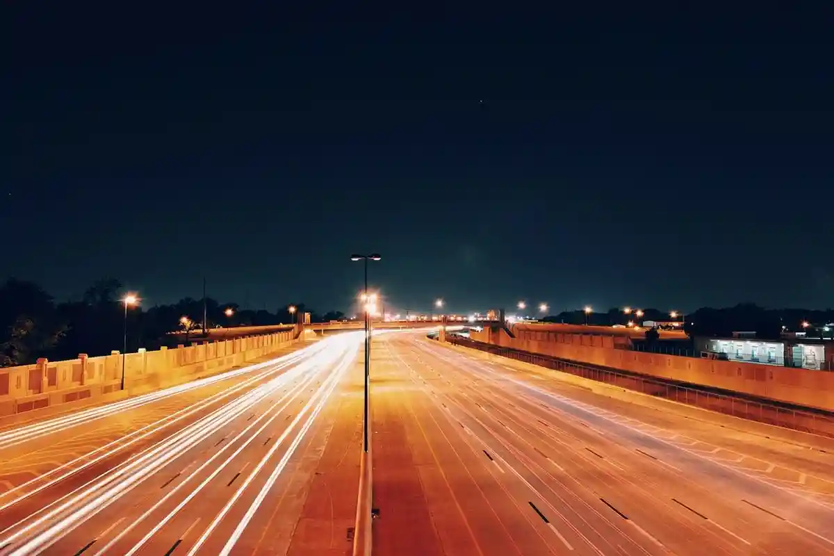 В Германии самые безопасные автомагистрали в мире; сейчас рекомендуемая скорость составляет 130 км/ч. Фото: Snapwire / Pexels.com