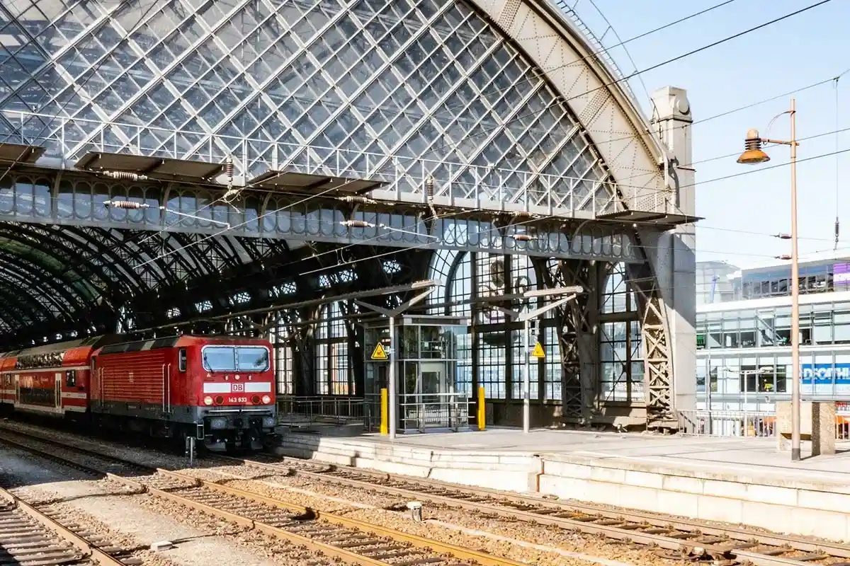 Поезд на главном вокзале Дрездена. Фото: Sangga Rima Roman Selia / Unsplash.com