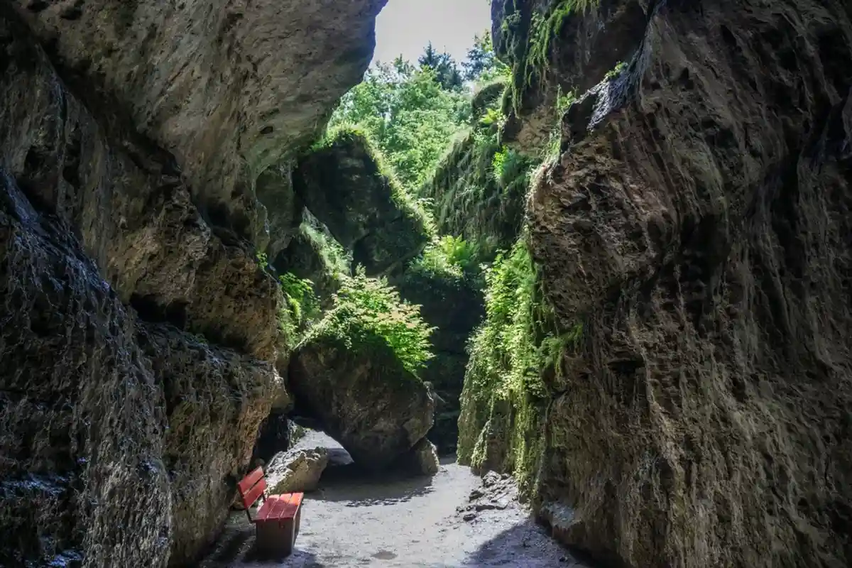 Вход в пещеру Дьявола, Поттенштейн, Франконская Швейцария. Фото: Torsten Pursche / shutterstock.com