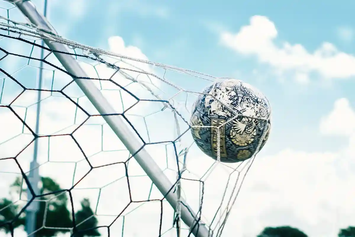 Ein Fußball im Tornetz - ein Tor! Foto: Chaos Soccer Gear / Unsplash.com