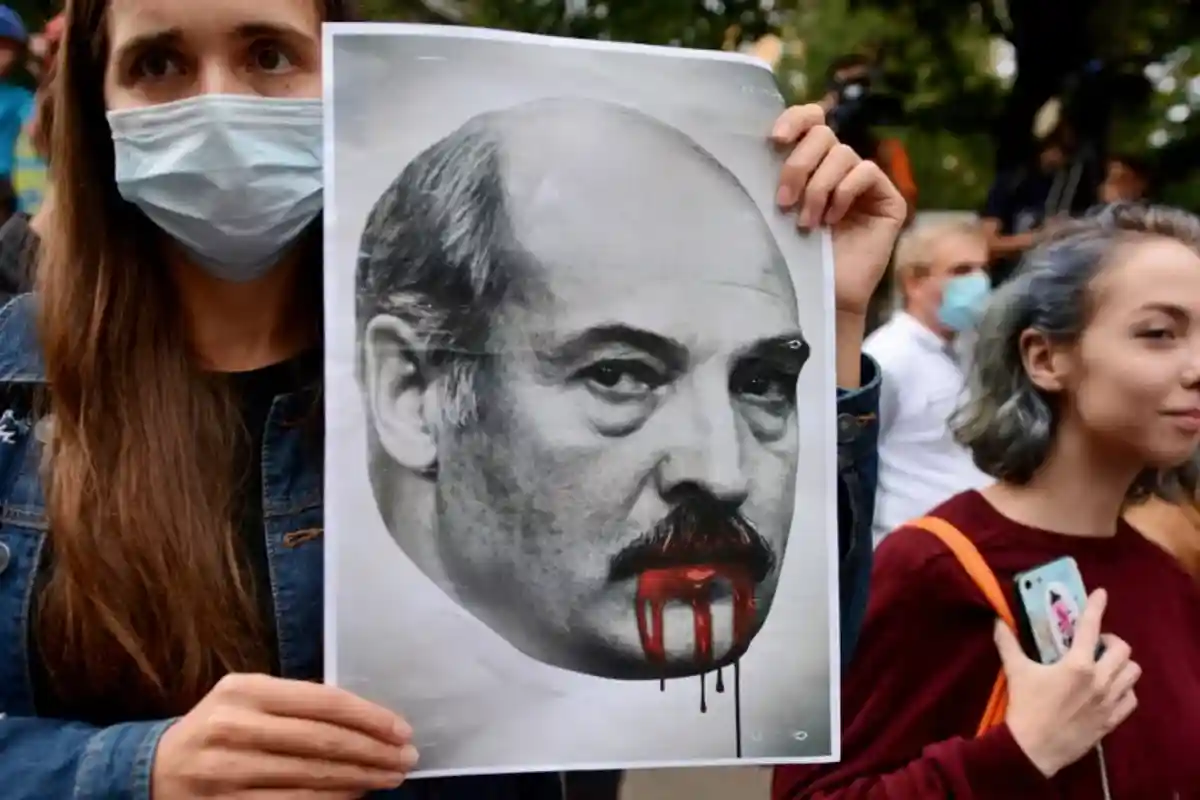 Лукашенко помиловал 13 белорусских оппозиционеров