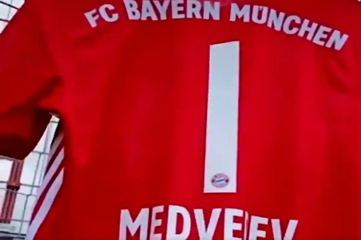 Медведева наградили дважды Фото: Автор: скрин с twitter-аккаунта FC Bayern München / @FCBayern
