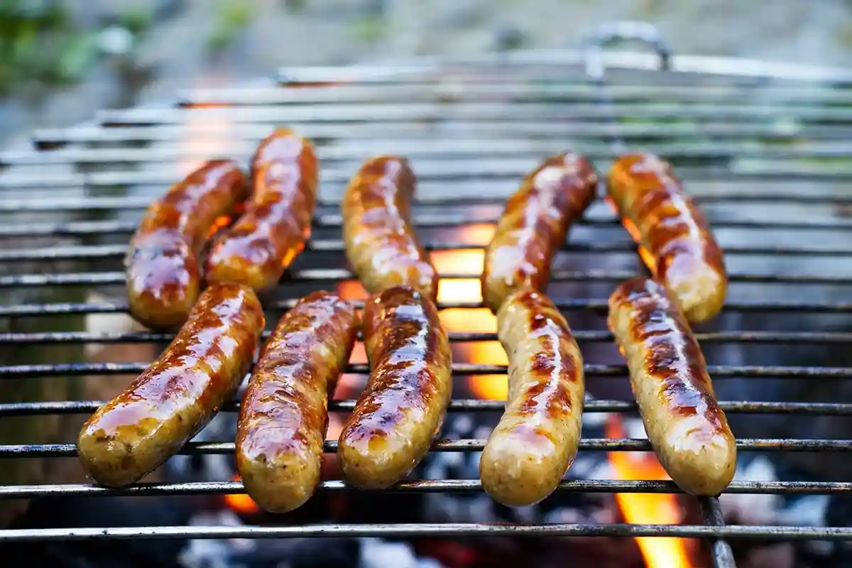 Также сосиски для немцев — это своеобразный шашлык, без которого не обходятся ни один праздник, вечеринка. Фото: shutterstock.com