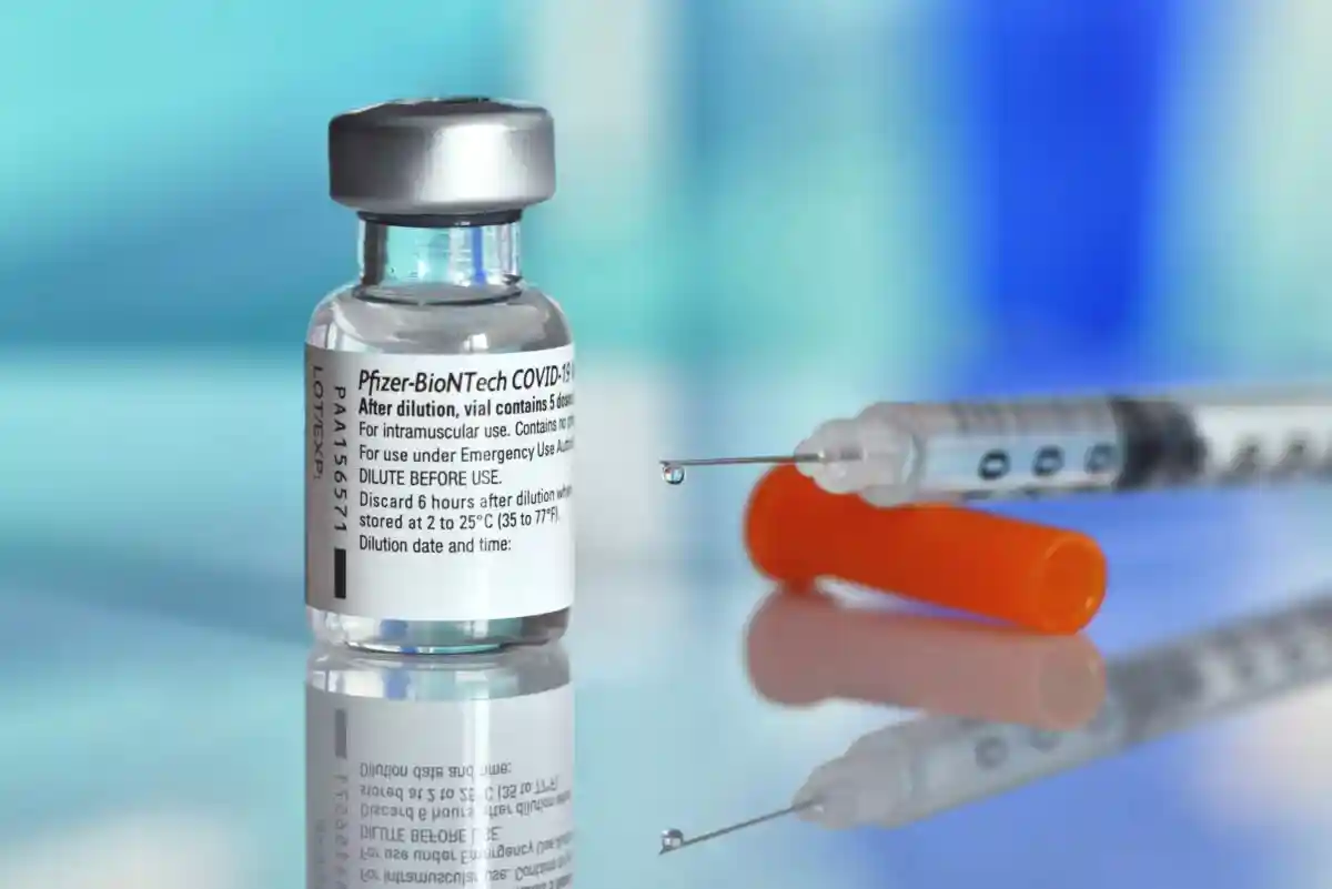 Вакцина BioNTech-Pfizer / Daniel Chetroni/shutterstock.com
