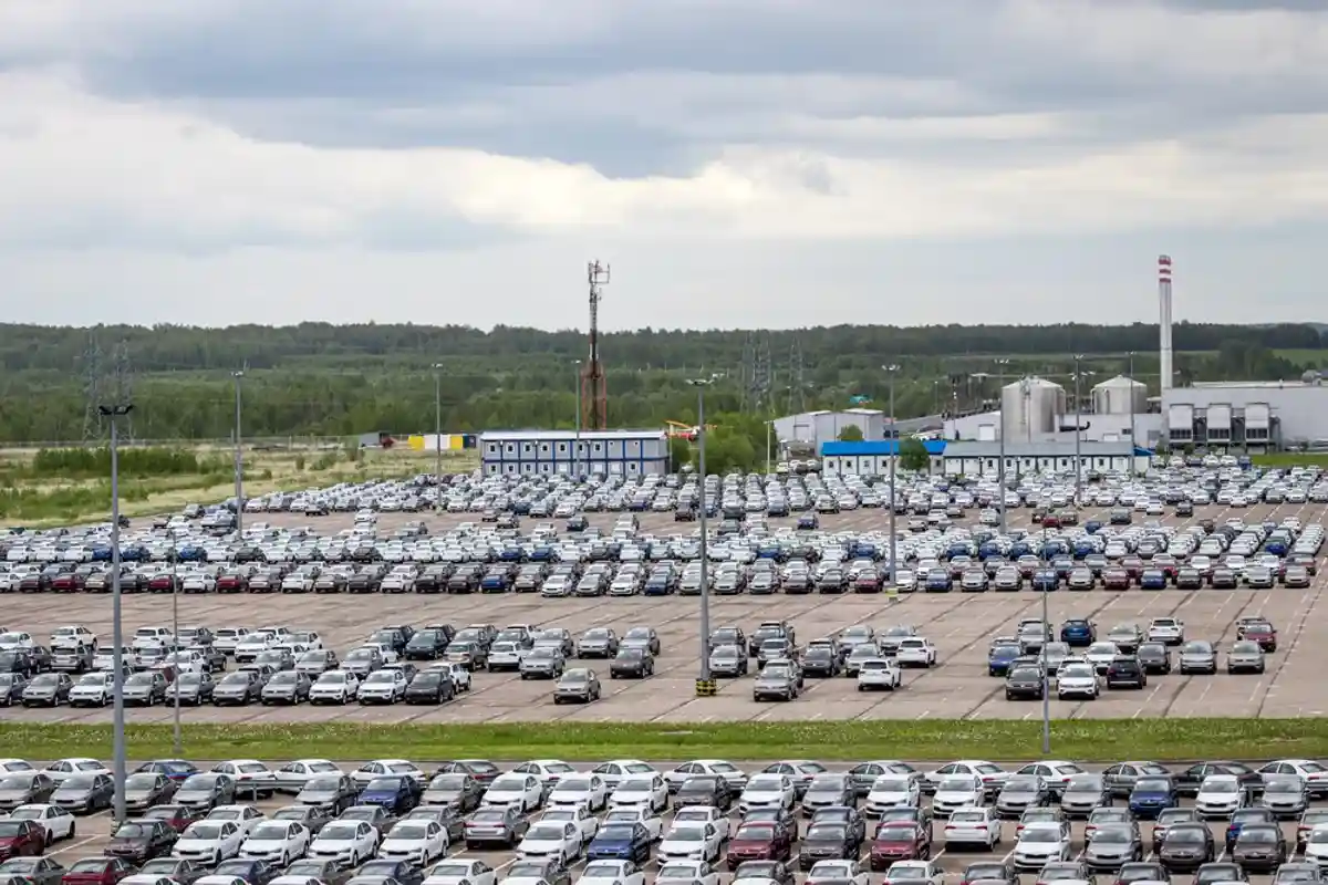 Сокращение производства автомобилей Volkswagen. Фото: Evgenii Emelianov / shutterstock.com